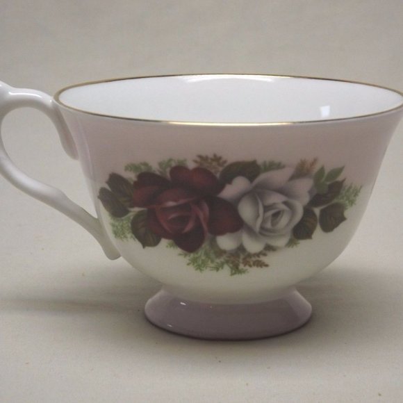 English Fine Bone China Red and White Roses Footed Tea Cup and Saucer - Picture 5 of 12